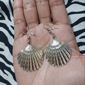 Women light Gold Shell Fashion earrings
